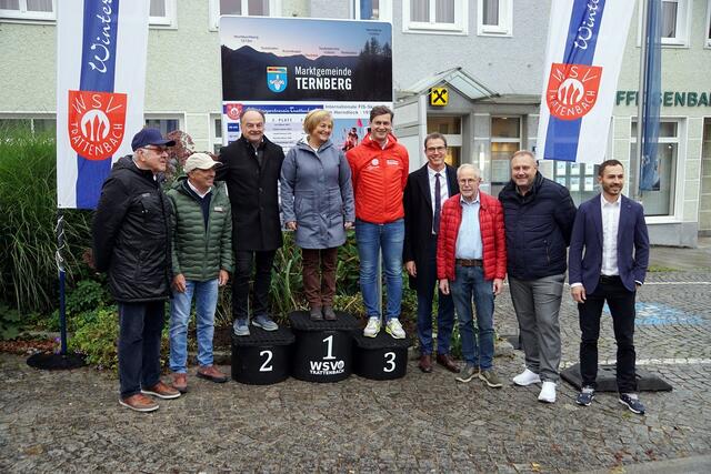 Hans Ressler und Gerhard Buttinger (ASVÖ), Franz Gruber, Susanne Schausberger, Mario Pranzl, Harald Riglthaler (Raiba), Leopold und Günther Steindler (Bürgermeister), Klaus Großwindhager (WSV Präsident).