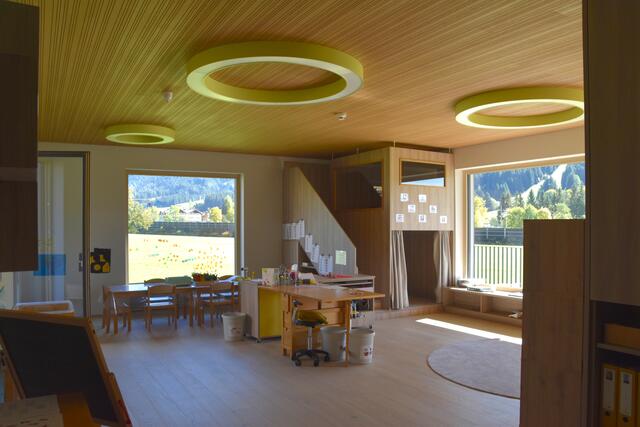 Lichtdurchflutete Räume im neuen Kindergarten.