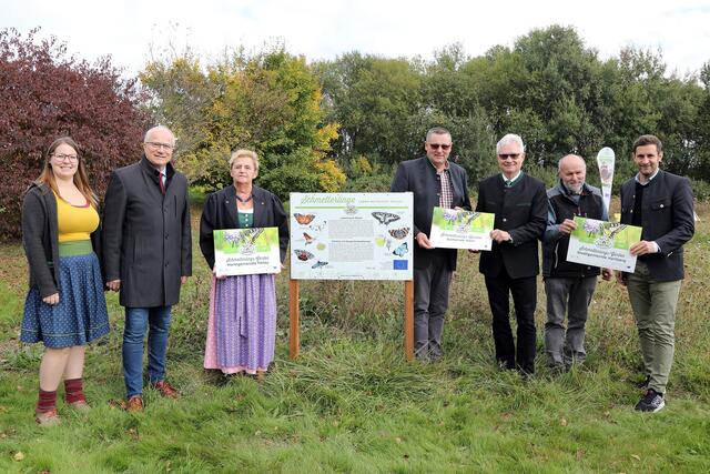 Bezirk Hartberg-Fürstenfeld
Gemeinden Hartl, Hartberg, Pöllau
v.l.n.r Andrea Radl, Obfrau NATUR im GARTEN; LR Hans Seitinger; Christine Dornhofer, Pöllau; VBGM Josef Radl, BGM Hermann Grassl, Hartl; Josef Kogler, Stadtgärtner, VBGM LAbg. Lukas Schnitzer, Hartberg