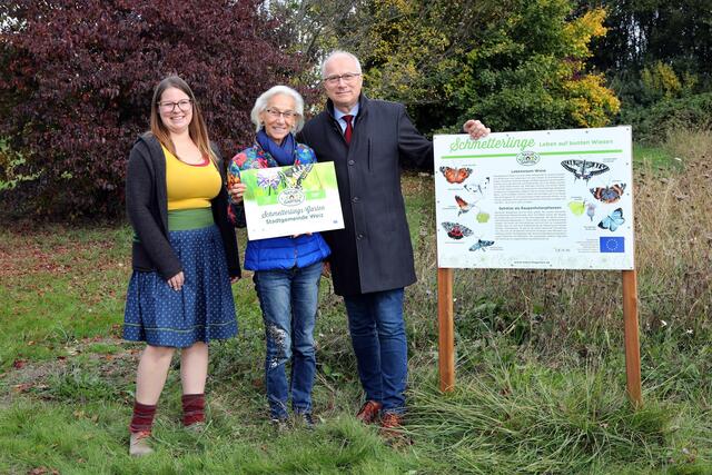 Bezirk Weiz
Weiz
vlnr Andrea Radl, Obfrau NATUR im GARTEN Steiermark, Barbara Kulmer, Weiz LR Hans Seitinge