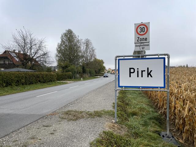 Mittlerweile wurde die Ortstafel nach innen auf den Privatgrund versetzt.  | Foto: RMK