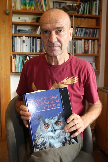 Der Ornithologe Hans Uhl aus Schlierbach machte sein Hobby zum Beruf.  | Foto: Wolfinger