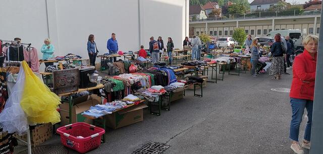 Charity-Flohmarkt vor dem Salon "Locke'n Roll" in Kapfenberg.