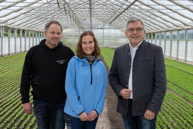 Betriebsbesuch beim Gemüseproduktionsbetrieb Fraidlgut in Wals. Im Bild zu sehen sind von links Johann Hasenöhrl, Karin Hasenöhrl und Landesrat Josef Schwaiger.