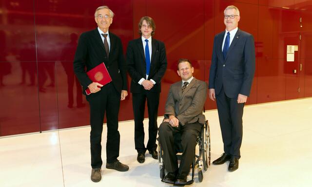 Am Montag hielt Kai Langenbach (2.v.l.) im Beisein von Rektor Tilmann Märk (li.), Dekan Hubert Huppertz (re.) und Abteilungsvorstand Rainer Seyrling vom Land Tirol seine Antrittsvorlesung an der Universität Innsbruck.  | Foto: Universität Innsbruck