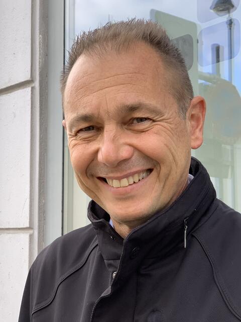 Gerald Mach, Wr. Neustadt
Die Parkplatzgröße sollte eher angepasst werden. Die Autos werden überhaupt immer größer, die Parkplatzgröße ist oft knapp bemessen.