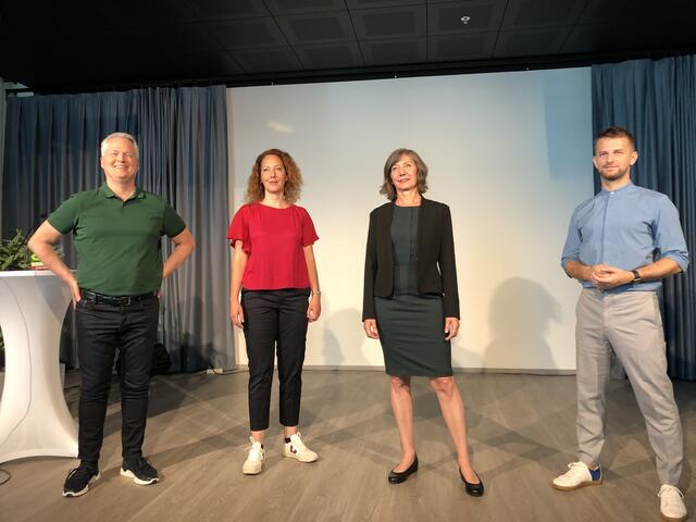 Judith Pühringer (zweite von links) Peter Kraus (rechts) mit der damaligen Parteivorsitzenden Birgit Hebein.