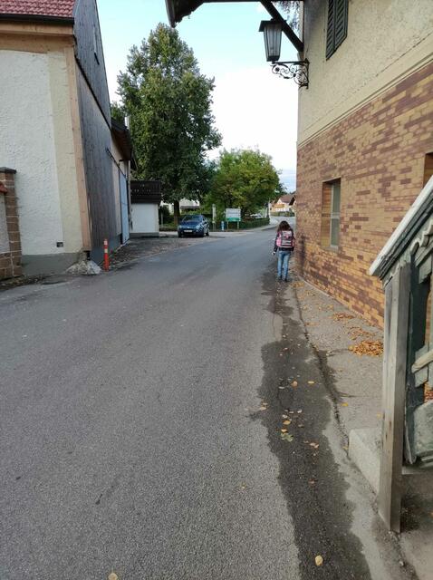 Kein Gehsteig im Bereich einer Engstelle in Feldkirchen bei Mattighofen. | Foto: Steinlechner