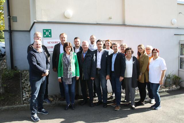 Die Ehrengäste und Mitarbeiterinnen in der Senioren-Tagesbetreuung bei der offiziellen Eröffnung. | Foto: Woche