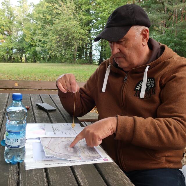 Auch auf Landkarten kann Helmut Müller Hinweise auf Erdstrahlen entdecken. | Foto: Austestungstabelle für Bovis-Werte.