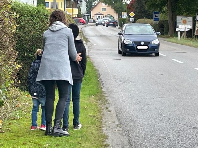 Kein Gehweg entlang der Weilhartstraße in Ranshofen. | Foto: Ebner
