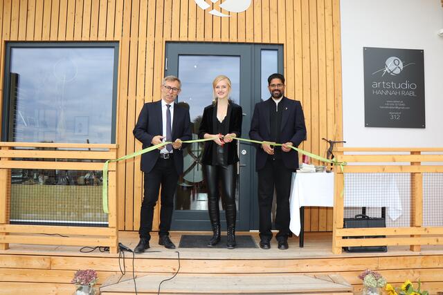 Hannah Rabl eröffnete gemeinsam mit Bgm. Gerald Maier und Pfarrer Pater Joseph das "Artstudio Hannah Rabl".
