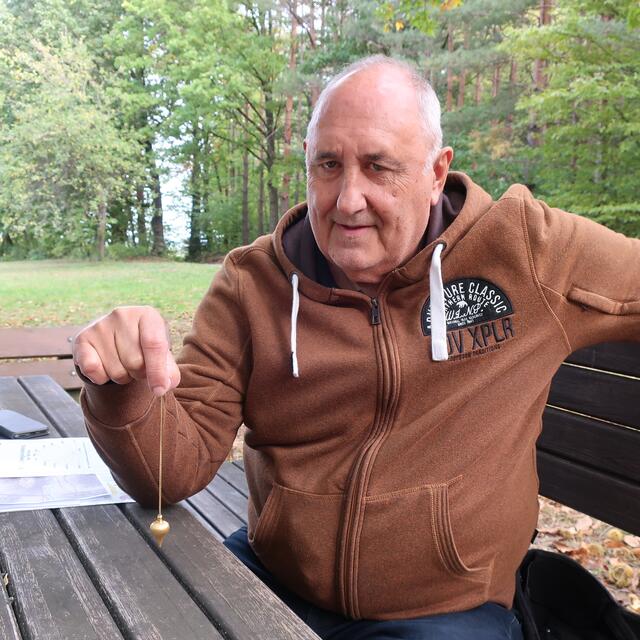 Helmut Müller zeigt sein Pendel. | Foto: Ingrid Ruf