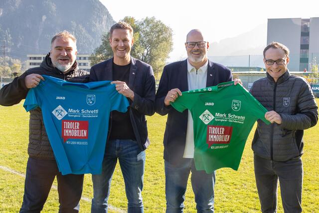 Ehrenanstoß beim Match SC Münster vs. Ebbs am Samstag durch die Geschäftsführer der Tiroler Immobilien Alfred Thaler und Stefan Kaiserer. Im Bild mit Kassier Frank Rinner (links) und Nachwuchsleiter Thomas Mai.