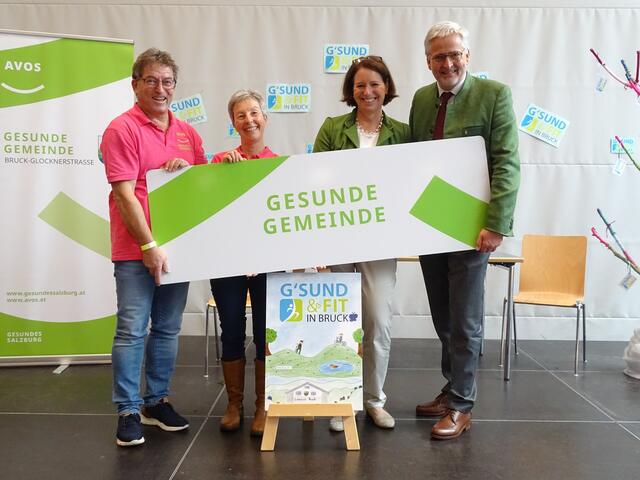 Hannes Mackinger, AVOS-Gesundheitsreferentin Anna Hofer, AVOS- Bereichsleiterin Patricia Lehner, 2. Landtagspräsident Sebastian Huber freuen sich über die 34. "Gesunde Gemeinde" im Land Salzburg. | Foto: Eike Krenslehner