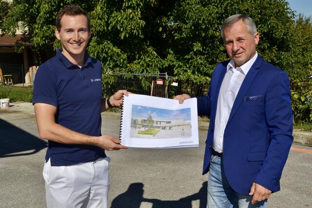 Bürgermeister Wiedenhofer und Dr. Unterberger mit dem Plan des Bauprojekts | Foto: Unterberger