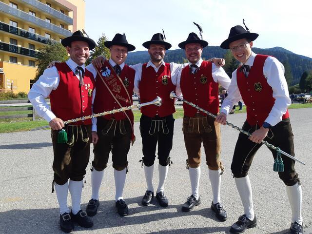 Der Kapellmeister und Stabführer Johannes Lintschinger (Mitte) mit den vier frisch geprüften Stabführern Peter Moser, Gregor Wallner, Bernd Siebenhofer und Christian Esterl. (v. l. n. r.) | Foto: MV "Alpenklänge" Krakaubene/Siebenhofer