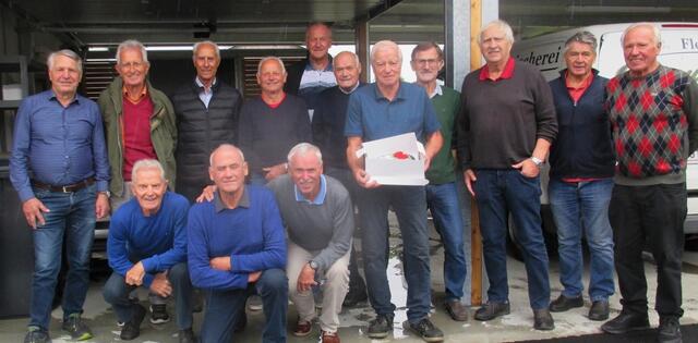 Franz "Tschamperl" Brauchart im Kreise seiner ehemaligen Mitspieler anlässlich seines Geburtstages | Foto: Strohmeier