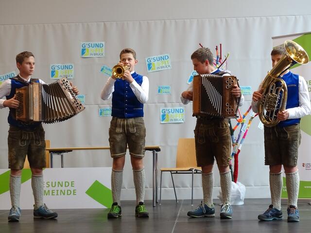 Die "Brucker Spitzbuam" spielten zum festlichen Anlass schneidig und professionell auf. | Foto: E. Krenslehner