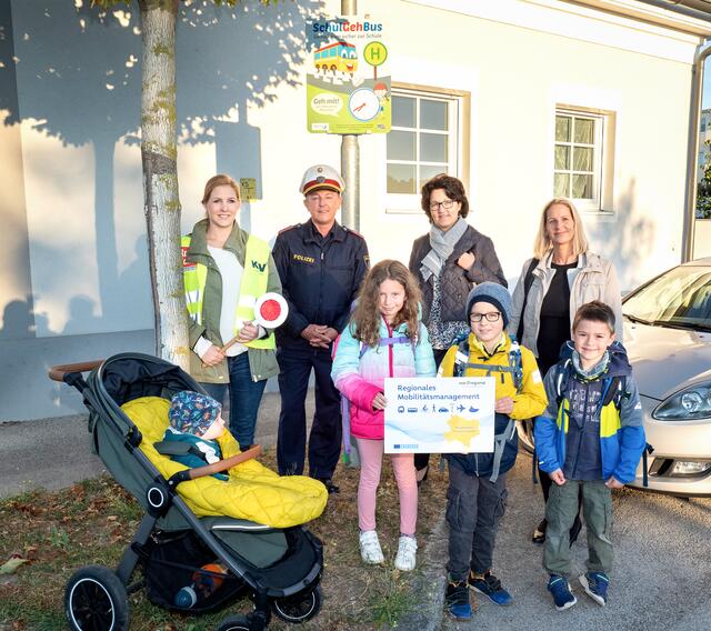 „SchulGehBus“-Begleiterin Corina Krajnik, Christian Dungl (Stadtpolizeikommando Wiener Neustadt), Direktorin Elisabeth Grafl und Martina Sanz (NÖ.Regional) mit Matthias, Mia, Noah und Jan.