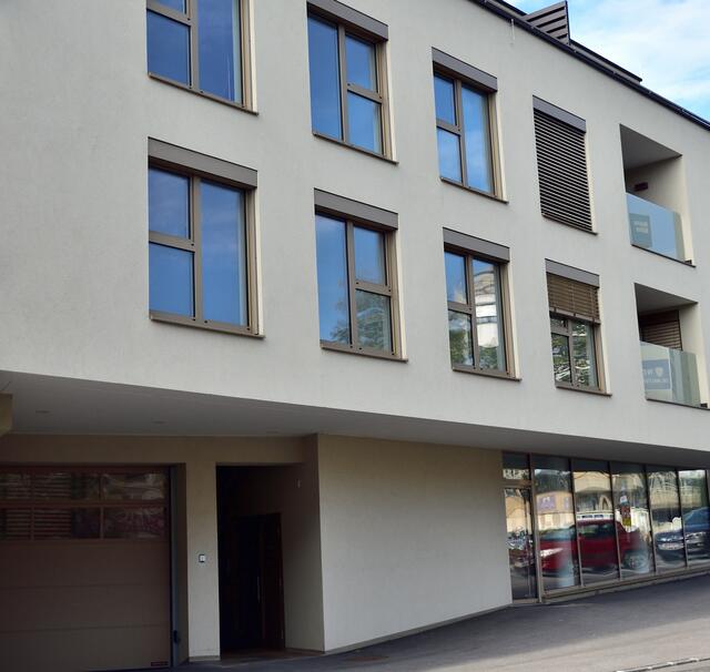 Beim neuen Wohnhaus in der Linzer Straße wäre noch Platz für ein Türschild.