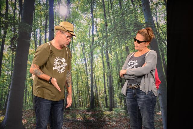 Gerold Rudle und Monica Weinzettl im Wald.