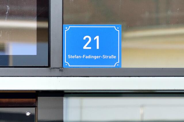 Derzeitiges Standardschild im Format 24 x 18 cm.