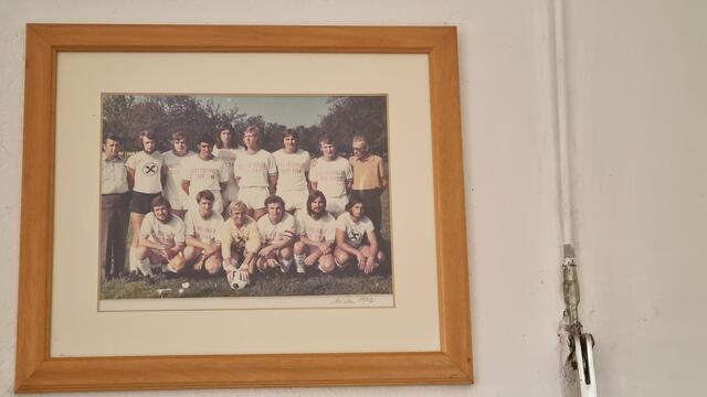 Im Gasthaus Hutter in Rattersdorf findet man Bilder der Fußballmannschaft aus den 70ern, Helmut Müller stehend der 5. von links.  | Foto: Ingrid Ruf