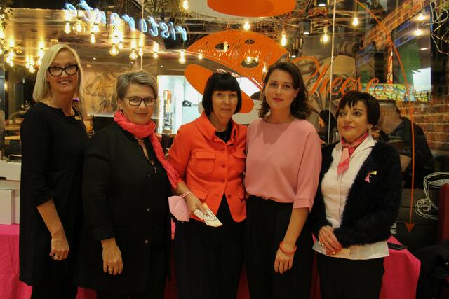 Elisabeth Schranz mit Tochter Kristina Schranz und Team. | Foto: Selina Weiner
