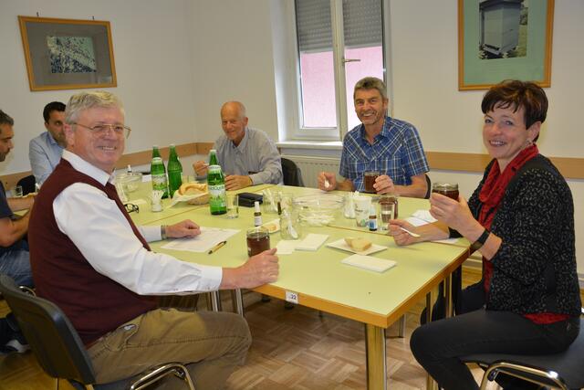 Eine 44-köpfige Jury bewertete im Imkerzentrum in Graz 771 Honige aus der Steiermark.  | Foto: Teubl-Lafer