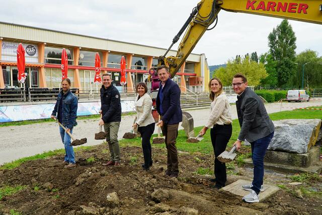 Andreas Fuchshuber, Leiter der Bäderverwaltung, STR Christoph Kaufmann, Architektin Martina Barth Sedelmayer von Syntax Architektur, Bürgermeister Stefan Schmuckenschlager, Architektin Karin Garcia, STR Clemens Ableidinger | Foto: Michael Chyska