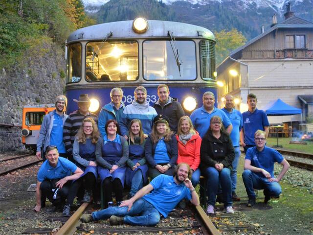 Saisonabschluss beim Verein Erzbergbahn mit Musik, Maroni und Sturm.