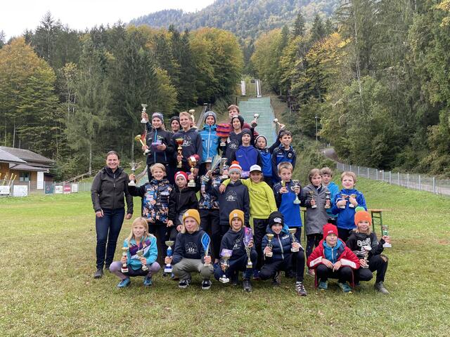 Die NTS-Kids auf der Skisprung-Anlage in Bad Ischl. | Foto: Daniel Keil