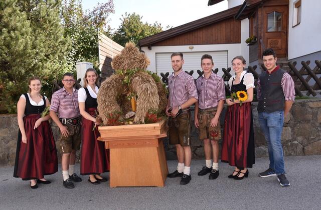 Bei bestem Wetter wurde die Erntedankkrone von der Jungbauernschaft präsentiert. | Foto: privat