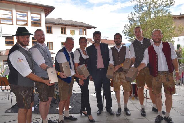 OGV-Obmann Thomas Oberdanner mit "De vom Berg", die ihre neue CD vorstellen durften. | Foto: privat