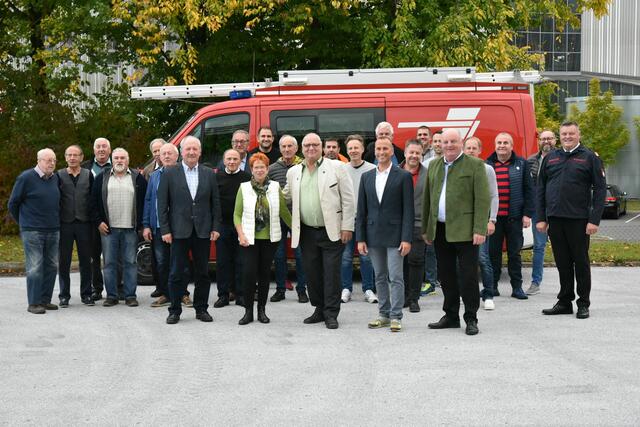 Der Jubilar Johann Eggenreich mit Frau Helga, sowie HBI Jürgen Hofer und den Gratulanten.