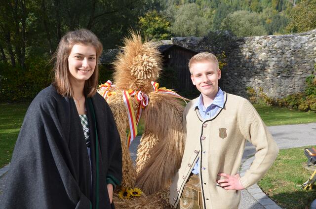 Die Zechmeister Sophie Klaus und Lukas Bodner mit der traditionellen Erntekrone