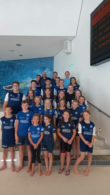 Spittals Schwimm-Nachwuchs mit dem Trainerteam und Vize-Obmann Manfred Hübel.
