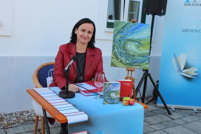 Autorin Andrea Kerstinger mit ihre Buch "Literarische Fingerübungen"