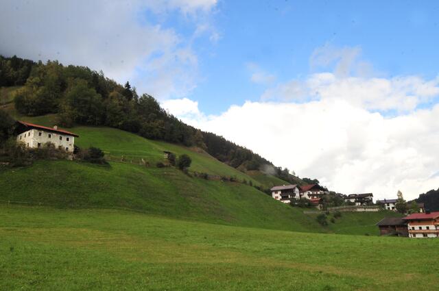 In Richtung talauswärts liegt der Bauernhof auf einer Anhöhe auf der linken Seite.