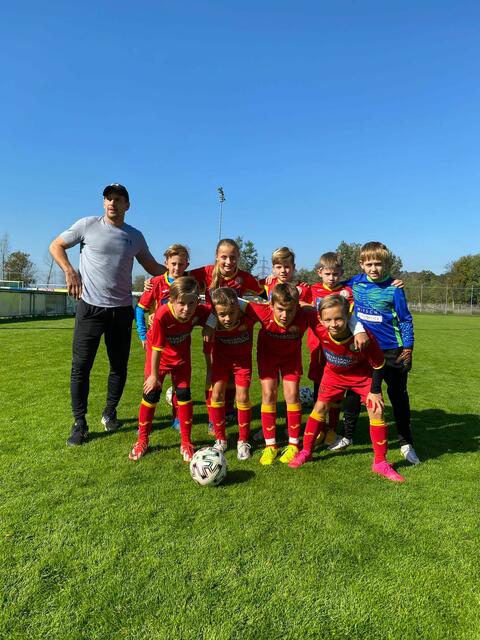 FCL"Soccerboys": Peter Maksic, Helena Sophia Nagy, Mika Auer, Jan Martin Schwaiger, Mika Morgenstern, Christiano Morgenstern, Tommy Hinteregger, Elias Sabringer, Nalu Huber und Trainer Martin Morgenstern
