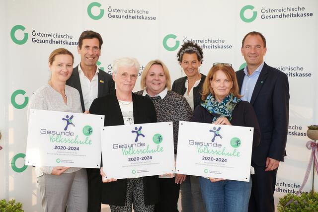 Claudia Kreuzinger (VS Kierling), Gerhard Angerer (Bildungsdirektion NÖ), OSR Ursula Mürwald (VS Kritzendorf/Weidling), LAbg. Kathrin Schindele, Patrizia Nikzad (ÖGK), VD Andrea Blattl (VS Kritzendorf/Weidling), Landesstellenvorsitzender der ÖGK Christian Farthofer | Foto: ÖGK/APA-Fotoservice/Hörmandinger