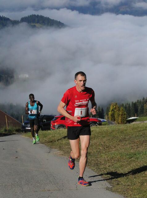 Hart zu kämpfen hatte der Axamer Florian Zeisler um sich erneut gegen den Kenianer Isaac Kosgei durchzusetzen