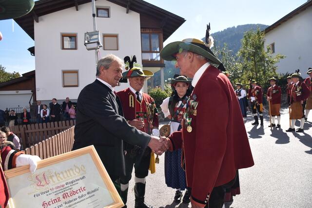 Die Schützen holten eine Ehrung nach: Heinz Möderle wurde für 50-jährige Mitgliedschaft ausgezeichnet. | Foto: privat