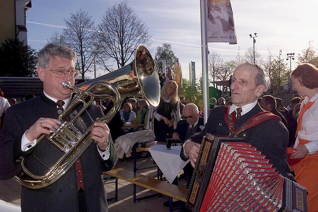 WALDHAUSEN. Johann Eder, vulgo Rabl, rechts, ist am 14. Oktober 2021 im 102. Lebensjahr verstorben. Karl Grufeneder, links. | Foto: Archiv Karl Grufeneder