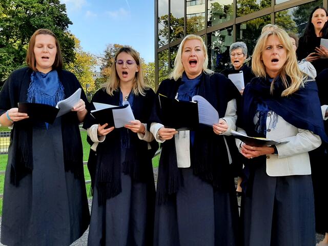 Beim Hoamatgfühl von den Seern ließen die Solistinnen Karin Schwaiger, Christine Schwaiger, Evelin Huber und Christina Astleithner-Gaßler ihre Stimmen gefühlvoll erklingen. Oberösterreich singt, das Geburtstagsfest des Chorverbandes OÖ im und um das Brucknerhaus.  | Foto: Robert Zinterhof