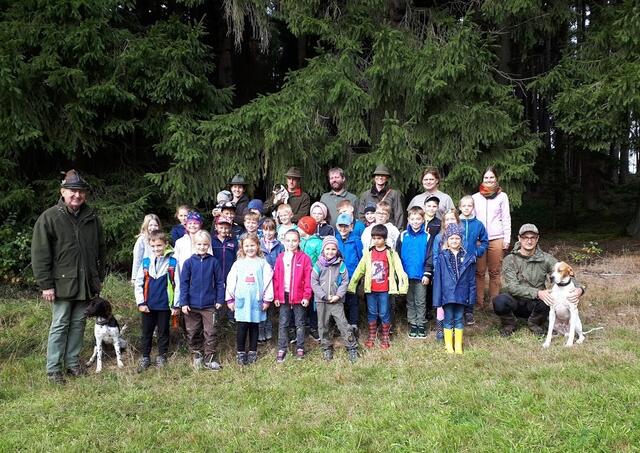 Ein ganzen Schultag im Wald mit den Jägern gefiel allen Kids.