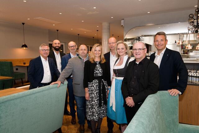 Einweihung und Segnung der Räume durch Pfarrer Theo Mairhofer. | Foto: Sparkasse Manuel Marktl