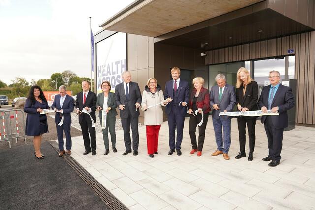 Elke Ledl (Leiterin Initiative Healthacross), Jaromír Slíva (Bürgermeister České Velenice), Jakub Novák (Gesandter Tschechische Republik), Helga Rosenmayer (Bürgermeisterin Gmünd, Landesrat Martin Eichtinger, Landeshauptfrau Johanna Mikl-Leitner, Adam Vojtěch (tschechischer Gesundheitsminister), Ivana Straska (ehemalige südböhmische Kreishauptfrau), Markus Klamminger (NÖ Landesgesundheitsagentur, Direktor für Medizin und Pflege), Bettina Kirnbauer (österreichische Botschafterin in Prag) und Manfred Mayer, Manager des Healthacross Gesundheitszentrums.
 | Foto: Philipp Monihart