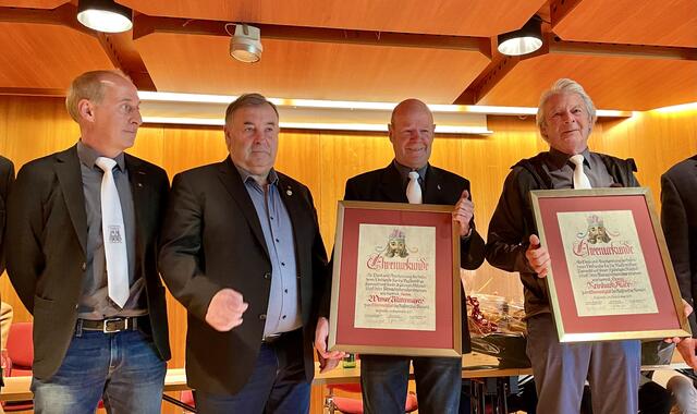 Obmann Gerhard Spielmann, Bgm. Herbert Kröll und die Ehrenmitglieder Werner Mittermayer und Reinhard Auer